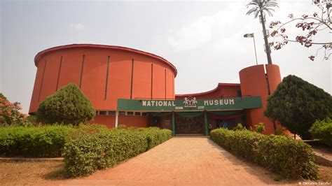  Benin City National Museum: Kaivaus Historian Jäädyttelynä!