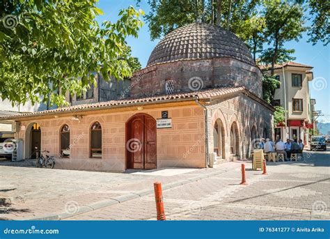  Hacı Özbek Camii: Istuin vanhan islamin arkkitehtuurin ja historian helmassa!