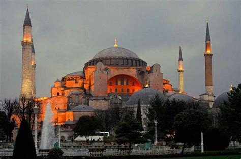 Hagia Sophia: Muinaisen maailman ihme ja historialliseen arkkitehtuuriin uppoaminen!