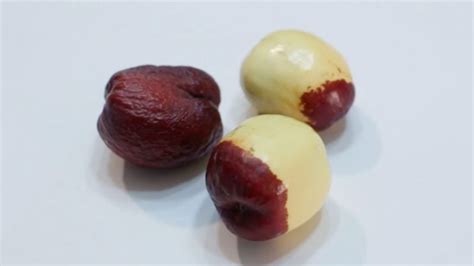 How to Eat Jujube Fruit: A Journey Through Flavor and Imagination