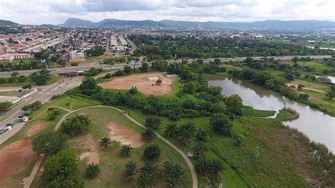  Jabi Lake Park: Kultaista Auringonlaskua ja Lumoavia Veistoksia!