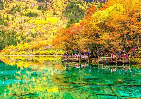  Jiuzhaigou National Park: Ihastuttava Luonnon Ihme Sichuanin Sydämessä!