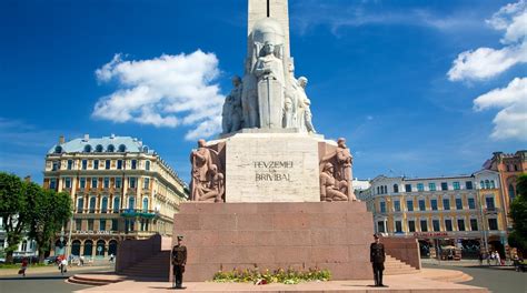 Luojien Vapauden Muistomerkki:  Majesteettinen symboli Guang'anin historiallisesta merkityksestä!