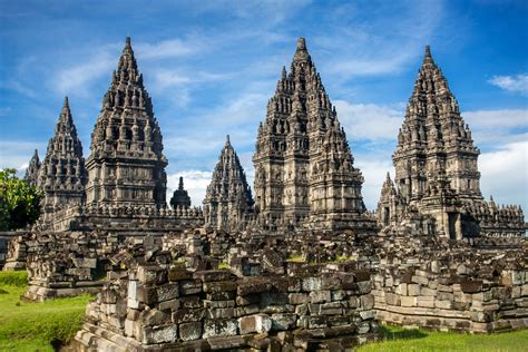 Prambananin temppelit: Yliluonnollisia kauneuksia ja hindulaisen mytologian ihmeitä!