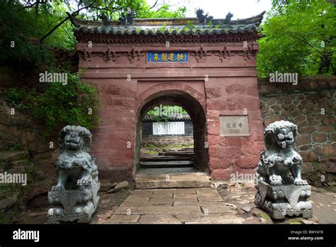  Qianshan Temple: Historiallinen Pyhäkkö Anshanin Sydämessä!